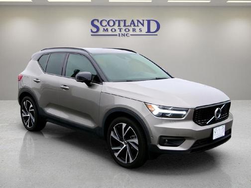 2022 Volvo XC40 T5 R-Design
