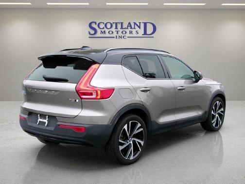 Pebble Grey Metallic 2022 Volvo XC40 T5 R-Design