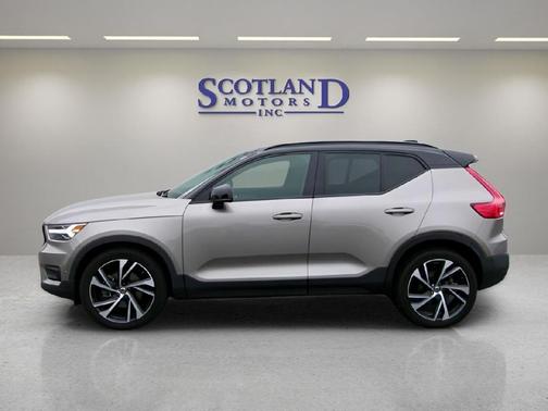 2022 Volvo XC40 T5 R-Design