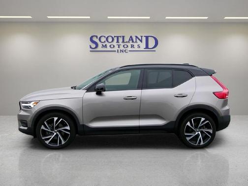 2022 Volvo XC40 T5 R-Design