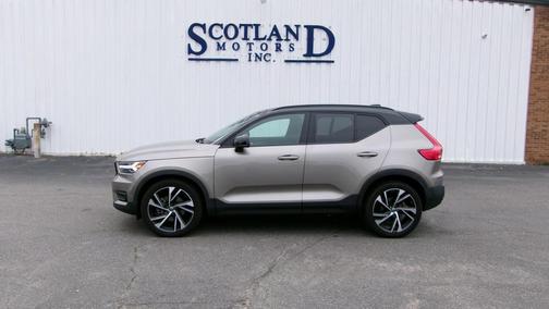 2022 Volvo XC40 T5 R-Design