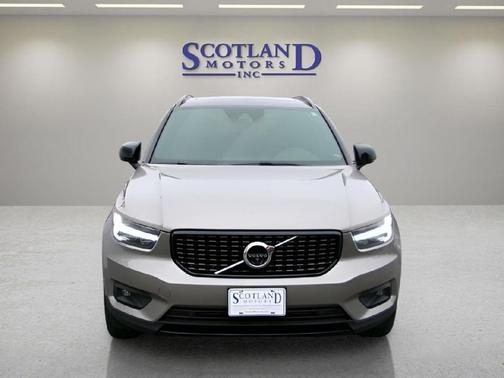 2022 Volvo XC40 T5 R-Design