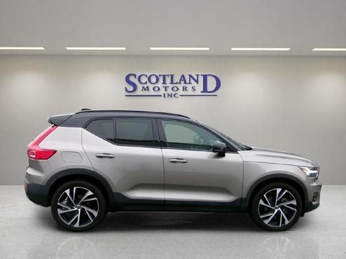 2022 Volvo XC40 T5 R-Design