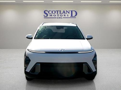 Atlas White 2025 Hyundai KONA SEL