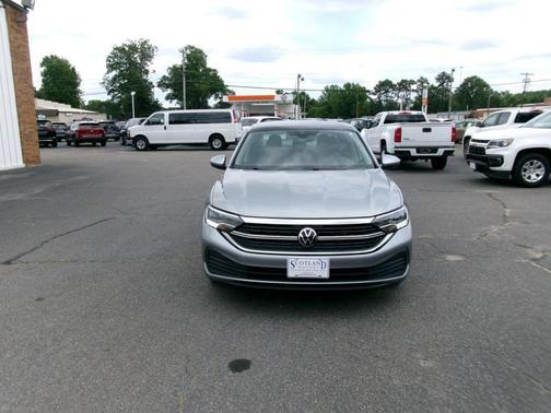 Platinum Gray Metallic 2024 Volkswagen Jetta 1.5T SE