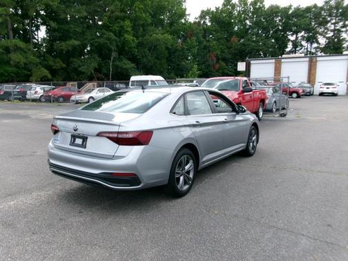Platinum Gray Metallic 2024 Volkswagen Jetta 1.5T SE