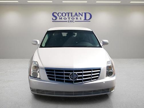 WHITE 2011 Cadillac DTS Base