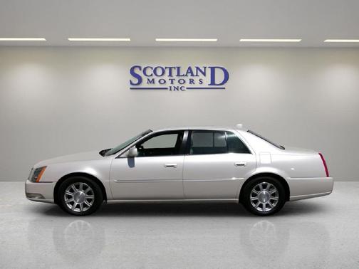 WHITE 2011 Cadillac DTS Base