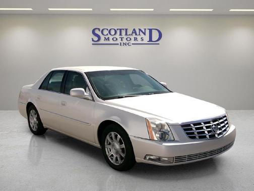 WHITE 2011 Cadillac DTS Base
