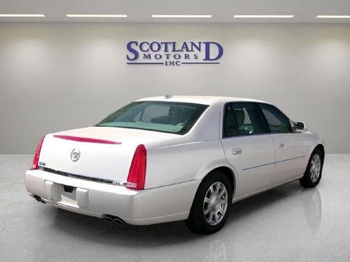 2011 Cadillac DTS Base