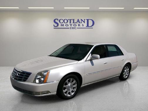 WHITE 2011 Cadillac DTS Base