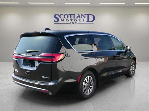 2024 Chrysler Pacifica Hybrid Select