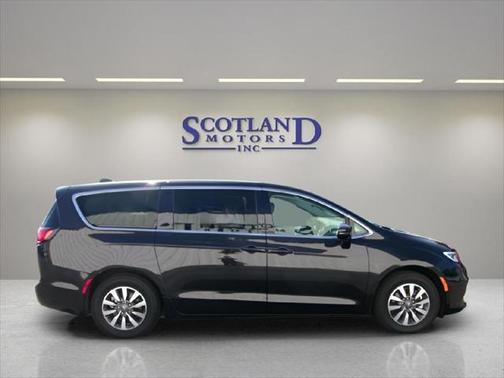 2024 Chrysler Pacifica Hybrid Select