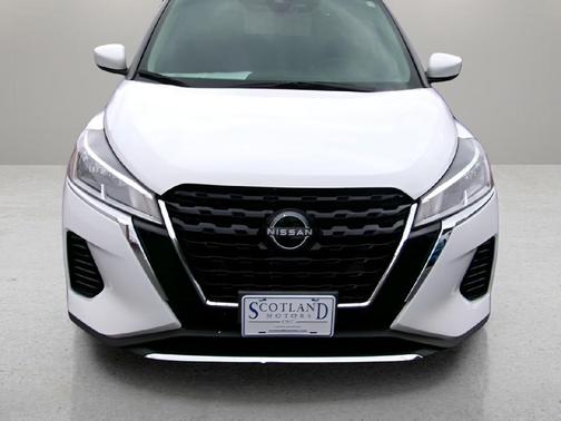 WHITE 2024 Nissan Kicks SV