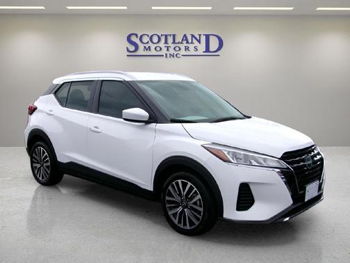 WHITE 2024 Nissan Kicks SV