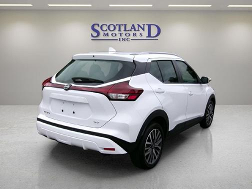 WHITE 2024 Nissan Kicks SV