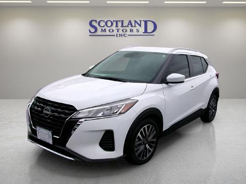 WHITE 2024 Nissan Kicks SV