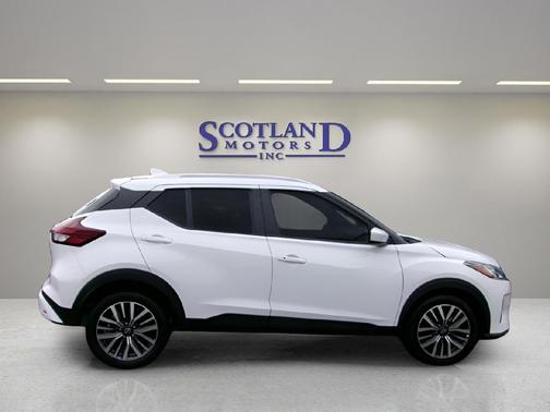 WHITE 2024 Nissan Kicks SV