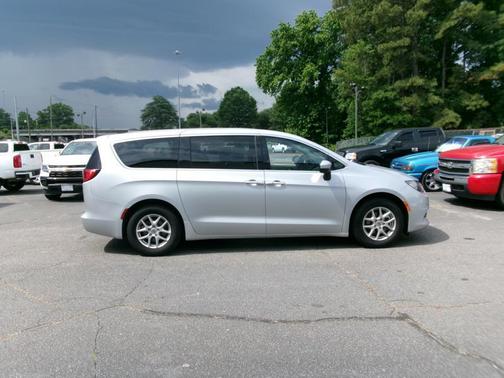Silver Mist Clearcoat 2023 Chrysler Voyager LX