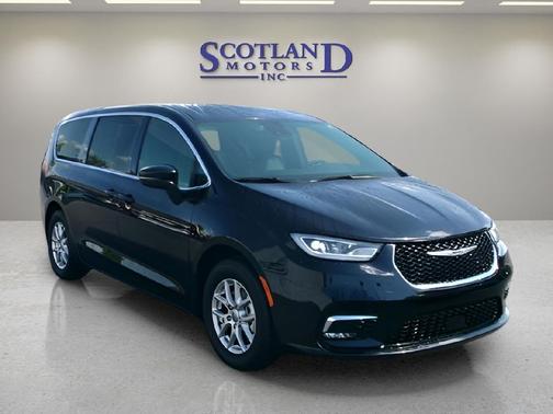 Diamond Black Crystal Pearlcoat 2025 Chrysler Pacifica L
