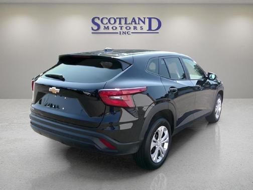 Mosaic Black Metallic 2025 Chevrolet Trax LS