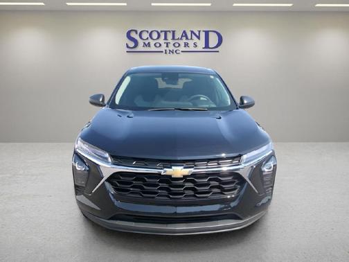 Mosaic Black Metallic 2025 Chevrolet Trax LS