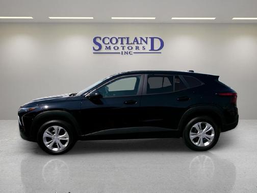 Mosaic Black Metallic 2025 Chevrolet Trax LS