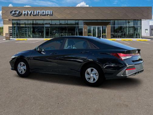 2025 Hyundai ELANTRA SE