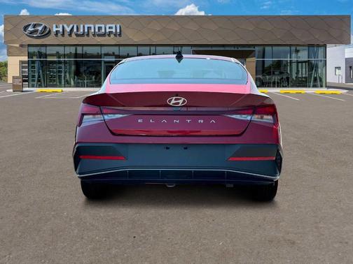 2025 Hyundai ELANTRA SE