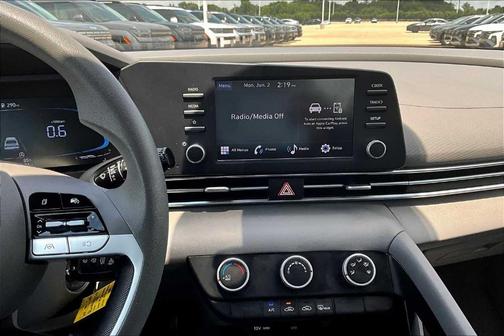 2024 Hyundai ELANTRA SE