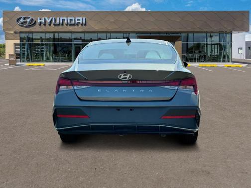 2025 Hyundai ELANTRA SE