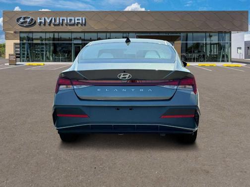 2025 Hyundai ELANTRA SE