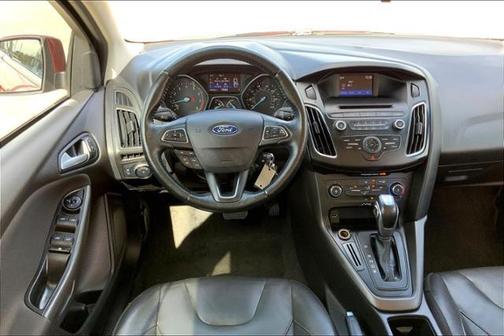 Photo 5 of 32 of 2015 Ford Focus SE