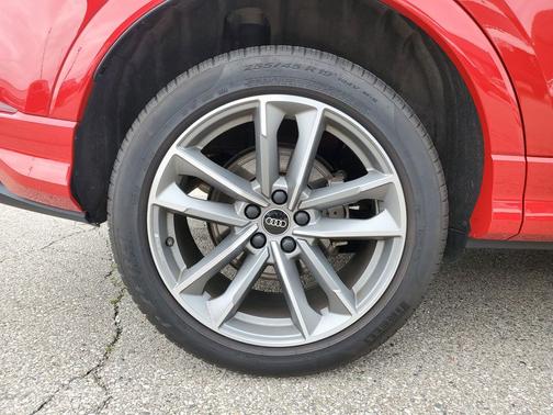 Progressive Red Metallic 2025 Audi Q3 Premium 45 TFSI S line quattro Tiptronic