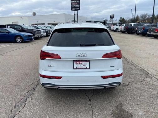 Glacier White Metallic 2024 Audi Q5 40 Premium Plus