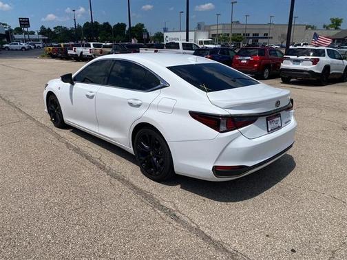 2023 Lexus ES 300h F SPORT Handling