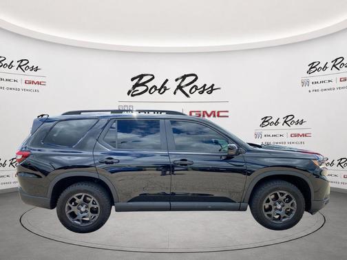 Crystal Black Pearl 2025 Honda Pilot TrailSport