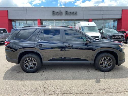 Crystal Black Pearl 2025 Honda Pilot TrailSport