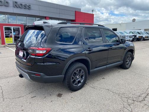 Crystal Black Pearl 2025 Honda Pilot TrailSport