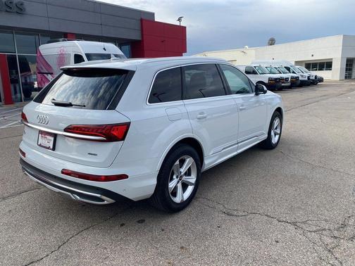 2023 Audi Q7 45 Premium Plus