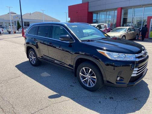 Midnight Black Metallic 2019 Toyota Highlander XLE