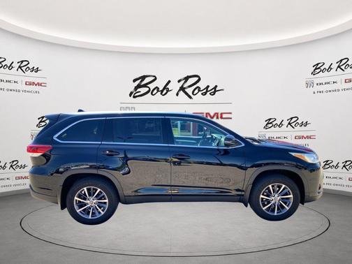Midnight Black Metallic 2019 Toyota Highlander XLE