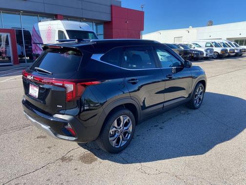 Fusion Black 2024 Kia Seltos S