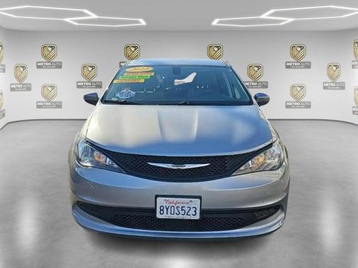 2021 Chrysler Voyager LX