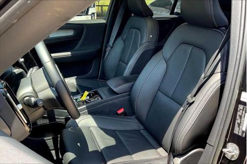 2023 Volvo XC40 B5 Plus Dark Theme