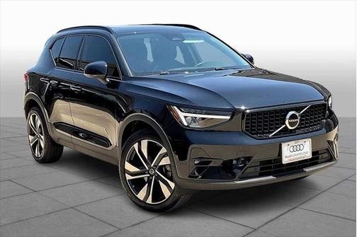 2023 Volvo XC40 B5 Plus Dark Theme