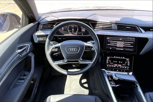 Navarra Blue Metallic 2023 Audi e-tron Premium Plus quattro