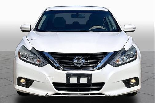 Pearl White 2017 Nissan Altima 2.5 SV