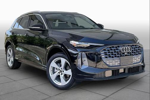 Mythos Black me 2026 Audi Q5 Premium Plus