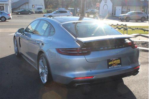 GT Silver Metallic 2018 Porsche Panamera 4